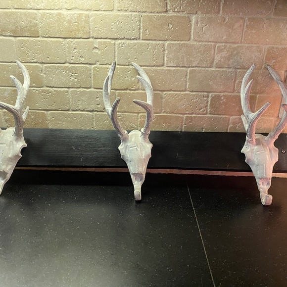 3 Deer Head Metal Coat Rack - Picture 2 of 7